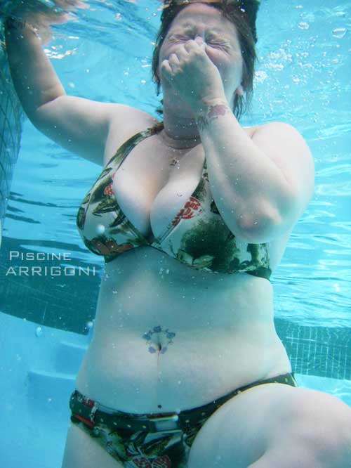 Bagnante immersa in piscina