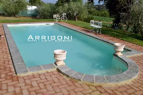 Piscina scala romana con bordo e marciapiede