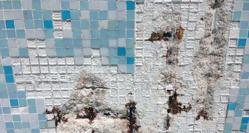 Distacco tasselli su superfice piscina rivestita in mosaico 