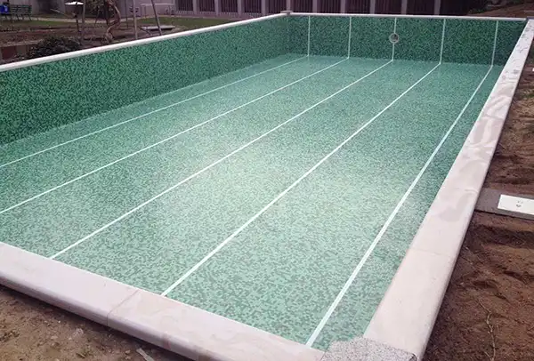 Posato mosaico su piscina impermeabilizzata con geotessile 
