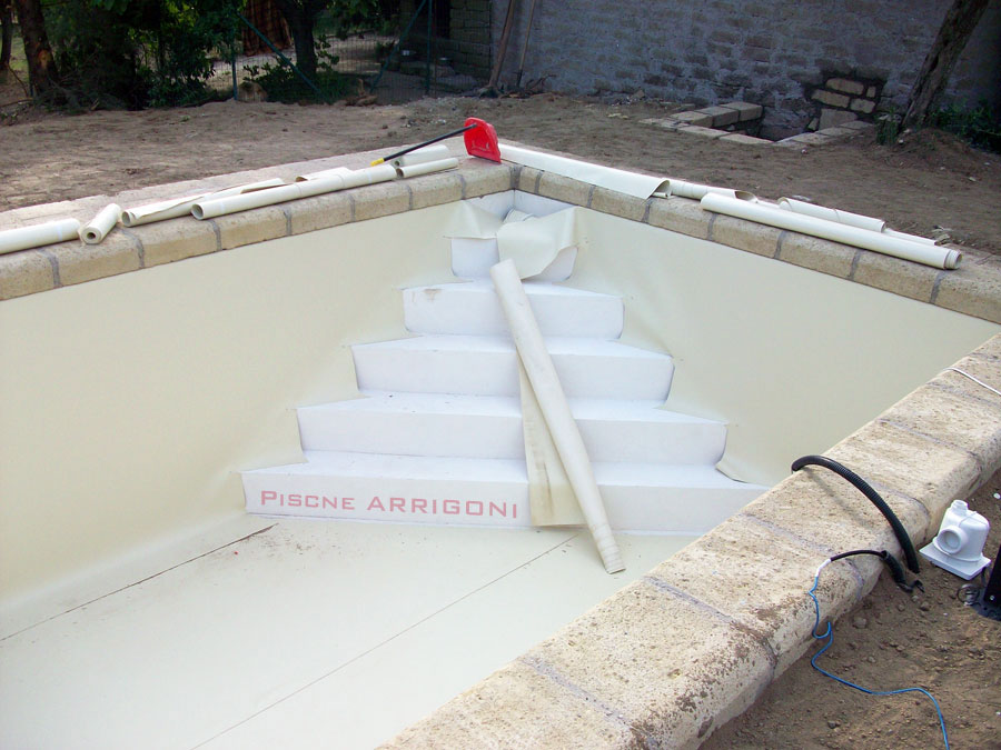 piscina a fontanile rivestita con membrana color sabbia foto 5