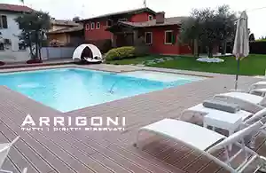 Piscina con scala laterale e spiaggetta
