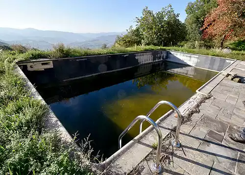 Piscina allo stato in cui si trovava prima della ristrutturazione.