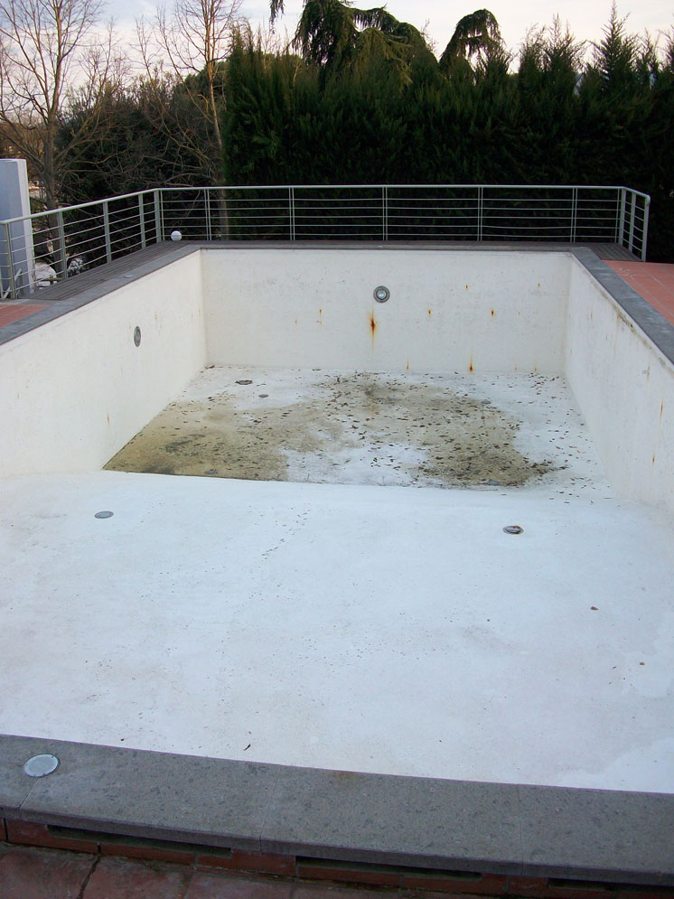 Vista longitudinale piscina con superfici tinteggiate al cloro caucciù