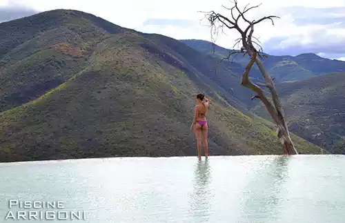 Piscina sfioro infinito vista montagne